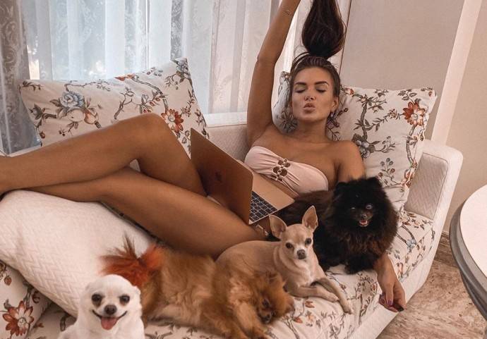 Катя Жужа продемонстрировала навыки орального секса под песню Алексея Чумакова