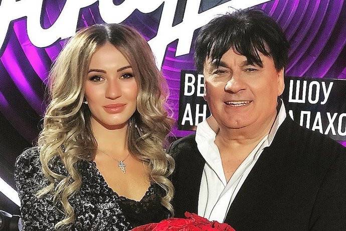 Мишель Серова продемонстрировала поклонникам нестандартный образ в бикини. Топ других пляжных фото звездной дочки в разных купальниках