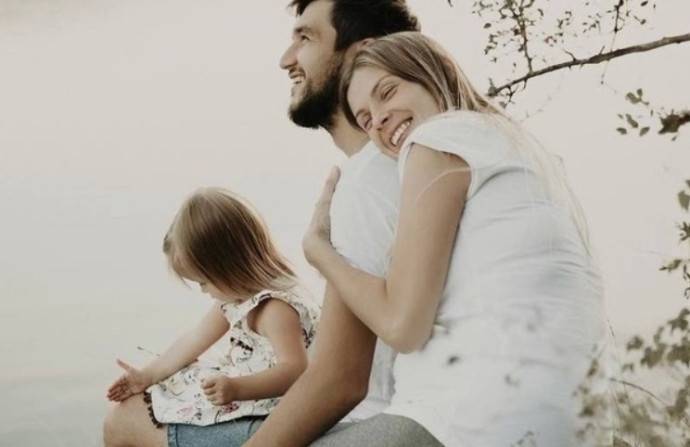 Родители-сыроеды Света и Денис насмерть заморили двухлетнюю дочь, развеяли ее прах и попросили возродиться Родители-сыроеды Света и Денис насмерть заморили двухлетнюю дочь, развеяли ее прах и попросили возродиться