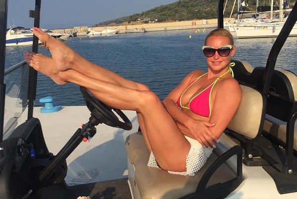 Анастасия Волочкова села на шпагат прямо на автомобиле Анастасия Волочкова села на шпагат прямо на автомобиле