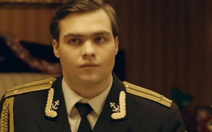 Выпавший из окна сын Михаила Ефремова Николай начал вести себя неадекватно после перенесённой трепанации черепа Выпавший из окна сын Михаила Ефремова Николай начал вести себя неадекватно после перенесённой трепанации черепа