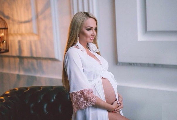 Беременная Дарья Пынзарь снялась в рекламе в одной мужской рубашке