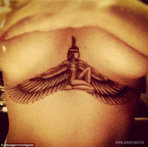 Рианна сделала себе татуировку на груди (ФОТО)