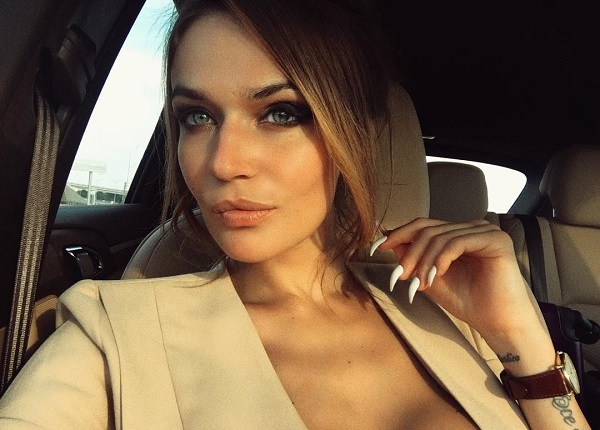 Алена Водонаева оголила грудь, надев купальник не по размеру Алена Водонаева оголила грудь, надев купальник не по размеру