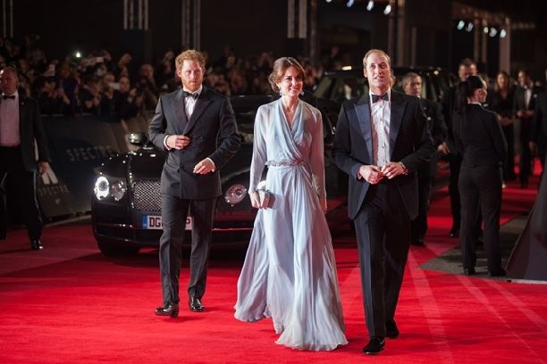 Кейт Миддлтон пришла на премьеру "007: Спектр" с двумя принцами 