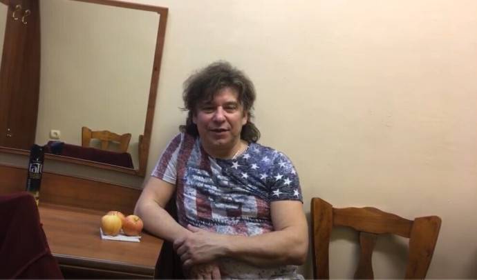 56-летний экс-солист «На-На» Валерий Юрин сделал пластику ради новой возлюбленной на 36 лет младше него. Мать девушки в ужасе от этих отношений 56-летний экс-солист «На-На» Валерий Юрин сделал пластику ради новой возлюбленной на 36 лет младше него. Мать девушки в ужасе от этих отношений