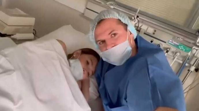 Дмитрий Тарасов опубликовал первые фото с новорождённым сыном и сам, с ошибками, написал пронзительный пост Анастасии Костенко по её же просьбе