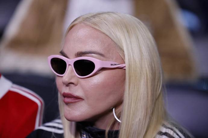 Старушка Мадонна пришла на вечеринку бренда Saint Laurent в футболке с матерной надписью на русском языке Старушка Мадонна пришла на вечеринку бренда Saint Laurent в футболке с матерной надписью на русском языке
