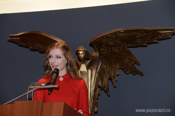 Юная Лиза Арзамасова попала в компанию к маститым кино-академикам Юная Лиза Арзамасова попала в компанию к маститым кино-академикам