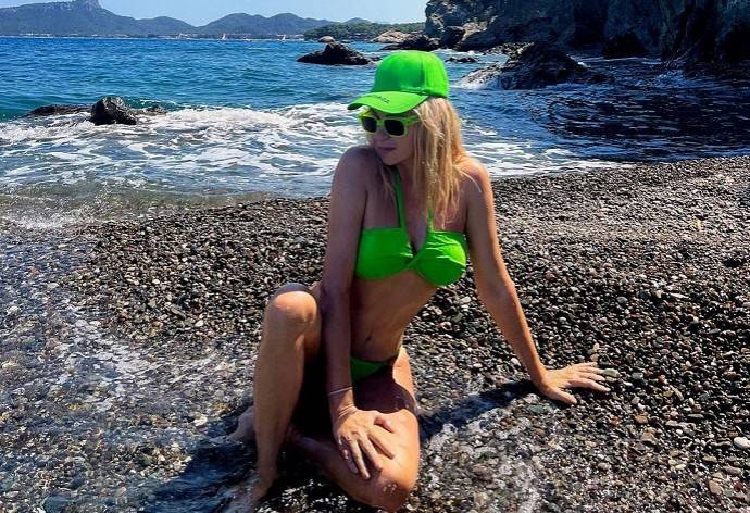 Яна Рудковская устроила пляжную фотосессию в бикини