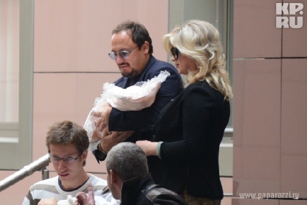 Стас Михайлов забрал жену и дочку из роддома Стас Михайлов забрал жену и дочку из роддома