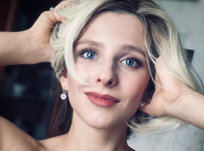 "Всегда восхищаюсь подругами с чистыми лицами": Лиза Арзамасова показала себя без макияжа