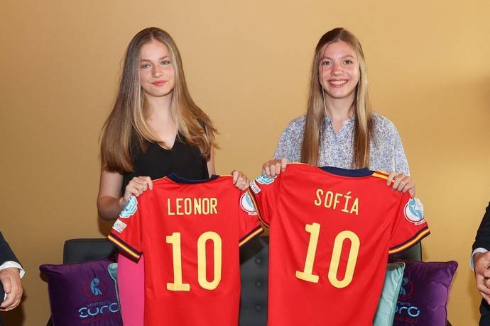 Несовершеннолетние принцессы Испании Леонор и София были замечены без родителей на футболе в Лондоне