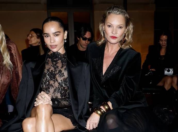 На показ Saint Laurent в Париже Зои Кравиц, Лили Мосс и Амелия Грей Хэмлин, предпочли прийти в черном и без белья На показ Saint Laurent в Париже Зои Кравиц, Лили Мосс и Амелия Грей Хэмлин, предпочли прийти в черном и без белья