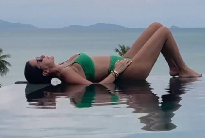 Ксения Бородина так расслабилась в Таиланде, что показала себя без фильтров, но в соблазнительном купальнике. Топ фото Ксении Бородиной в купальниках, которые ей так нравятся