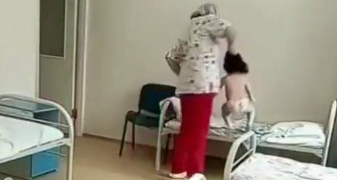 Медсестра туберкулёзной больницы Новосибирска, взяв за волосы ребёнка, кинула его на кровать