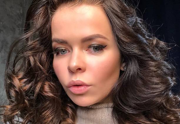 Елена Князева порадовала подписчиков фото в платье с глубоким декольте