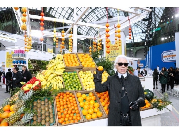 КАРЛ ЛАГЕРФЕЛЬД ПРИГЛАСИЛ В СУПЕРМАРКЕТ ПОСМОТРЕТЬ НА МОДУ ОТ CHANEL