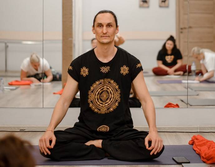 Преподаватель йоги Амаранатха рассказал, как достичь гармонии с собой через комплексное развитие тела, души и духа