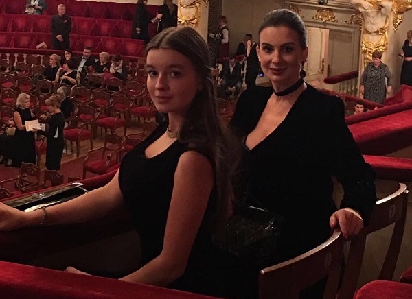 Екатерина Стриженова с дочкой поразили вечерними нарядами на премьере мюзикла Золушка