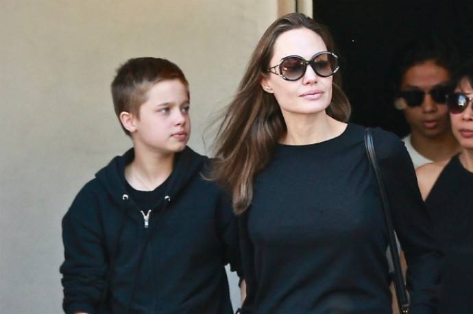 Дочка Анджелины Джоли и Брэда Питта отметила 13-летие в странной компании