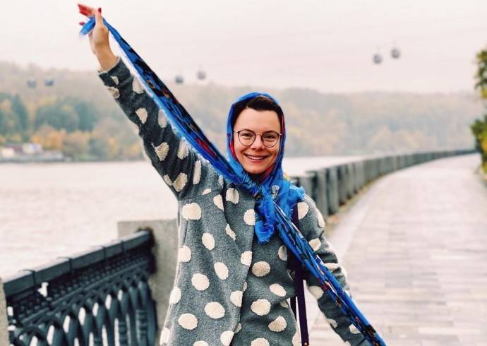 "Маленький стиляга": Татьяна Брухунова одела сына в стильный костюм и отправилась на прогулку