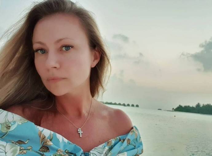 Мария Миронова поделилась кадром в белоснежном бикини на Мальдивах