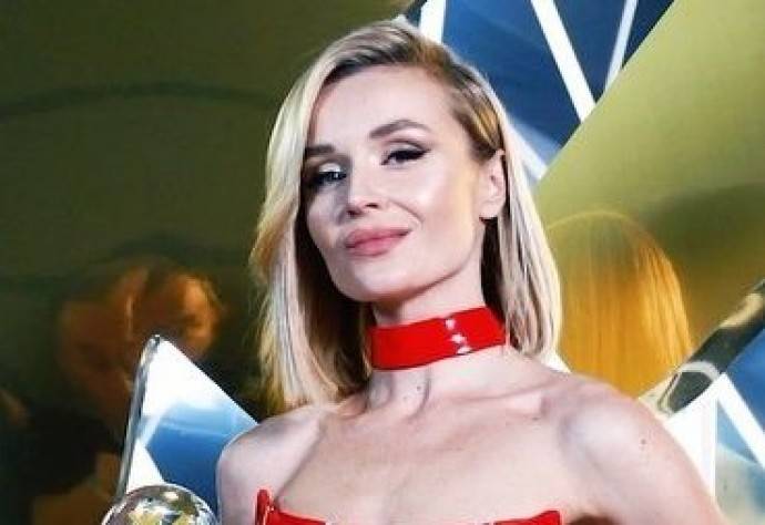 Полина Гагарина продемонстрировала отсутствующую грудь Полина Гагарина продемонстрировала отсутствующую грудь