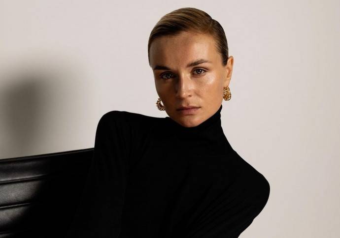 Полина Гагарина надела туфли на шпильках и больше ничего Полина Гагарина надела туфли на шпильках и больше ничего