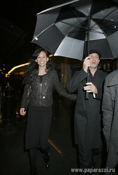 Дэниел Крэйг под зонтиком, а подружка - под дождем