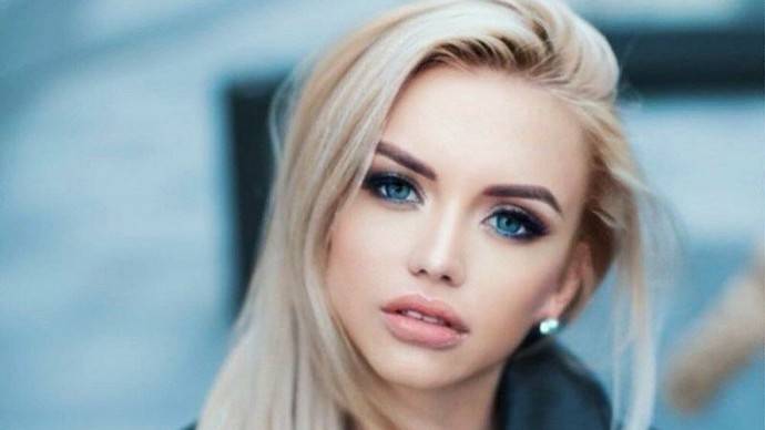 Милана Тюльпанова и еще девять девушек топлес Милана Тюльпанова и еще девять девушек топлес