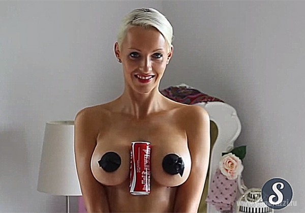 Интернет захватил новый флешмоб "Hold a Coke With Your Boobs Challenge". Удержи баночку Колы грудью.