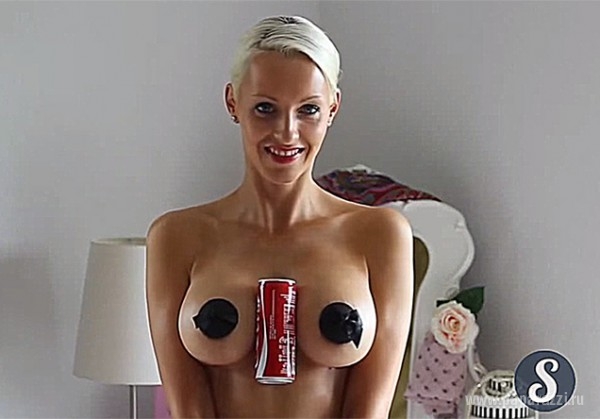 Интернет захватил новый флешмоб "Hold a Coke With Your Boobs Challenge". Удержи баночку Колы грудью. Интернет захватил новый флешмоб "Hold a Coke With Your Boobs Challenge". Удержи баночку Колы грудью.