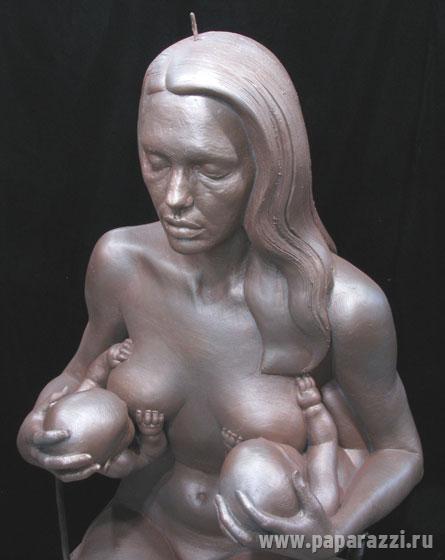 Анджелину Джоли заставили раздеться и кормить детей грудью