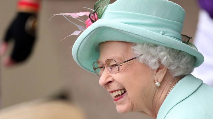 Королева Елизавета не включила Меган Маркл и принца Гарри в новогоднее семейное видео 