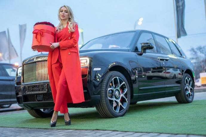 "Королева России" Элина Воронцова получила Rolls Royce на 8 марта