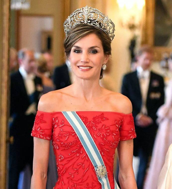 Королева Испании Летиция появилась на публике в дешёвой юбке с дыркой
