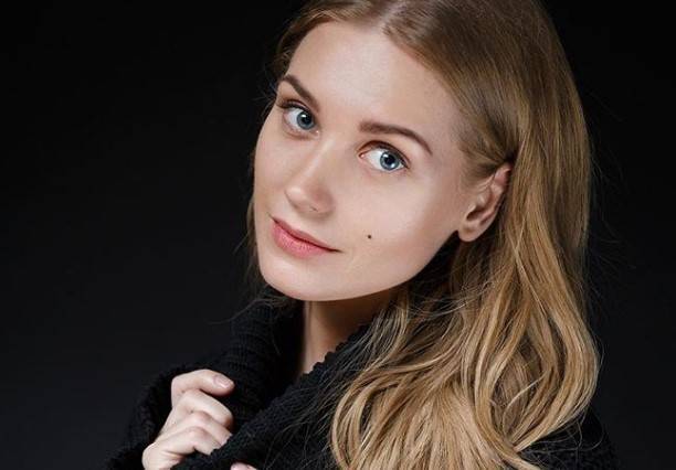 Кристина Асмус сексуально задрала короткую юбочку, обнажив ножки Кристина Асмус сексуально задрала короткую юбочку, обнажив ножки