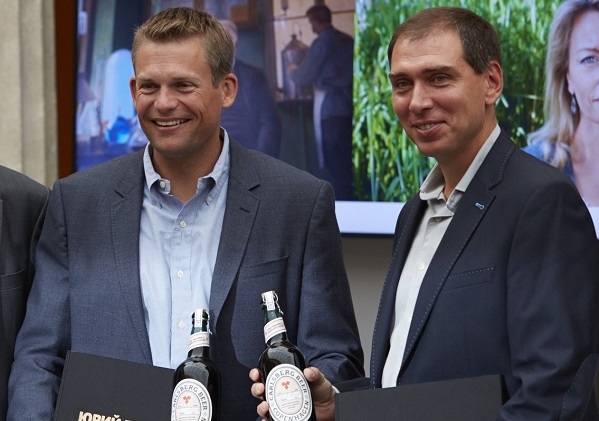 Космонавты Волков и Могенсен отметили годовщину полета пивом Carlsberg