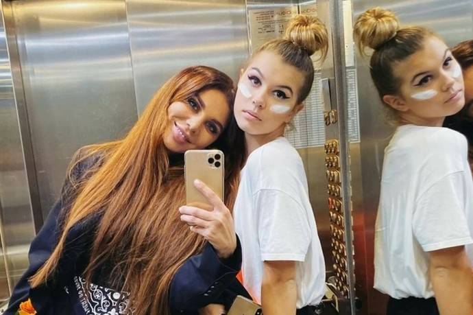 «Уже столько пережила»: Анна Седокова поздравила старшую дочь с 18-летием, посетовав на её тяжелую жизнь «Уже столько пережила»: Анна Седокова поздравила старшую дочь с 18-летием, посетовав на её тяжелую жизнь