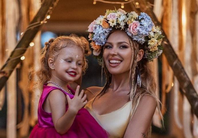 «Ложечку за маму, ложечку за папу»: Рита Дакота и Саша Савельева рассказали о своем непростом опыте материнства и попросили подписчиков поддержать всех неидеальных родителей «Ложечку за маму, ложечку за папу»: Рита Дакота и Саша Савельева рассказали о своем непростом опыте материнства и попросили подписчиков поддержать всех неидеальных родителей
