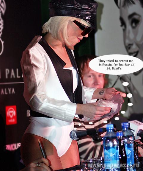 Lady Gaga пытались арестовать на Красной площади Lady Gaga пытались арестовать на Красной площади