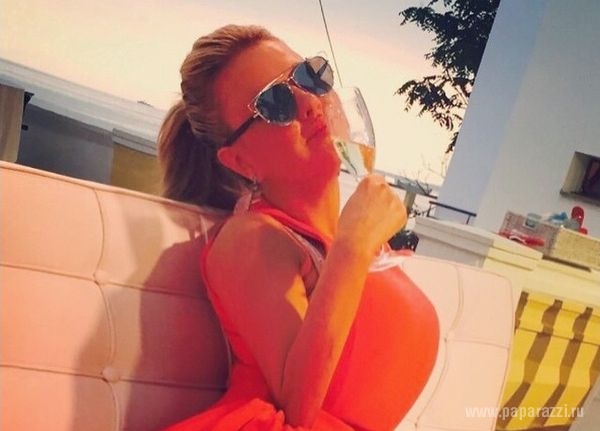 Анна Семенович решила навсегда отказаться от декольте Анна Семенович решила навсегда отказаться от декольте