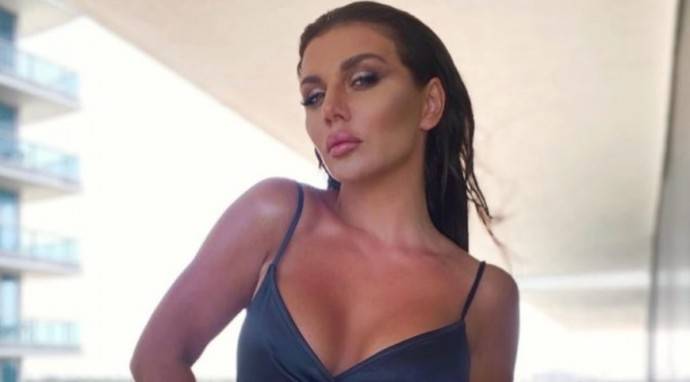 Анна Седокова отфотошопила себя до неузнаваемости Анна Седокова отфотошопила себя до неузнаваемости