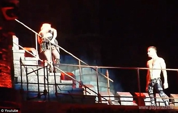 Леди Гагу вырвало на сцене Леди Гагу вырвало на сцене