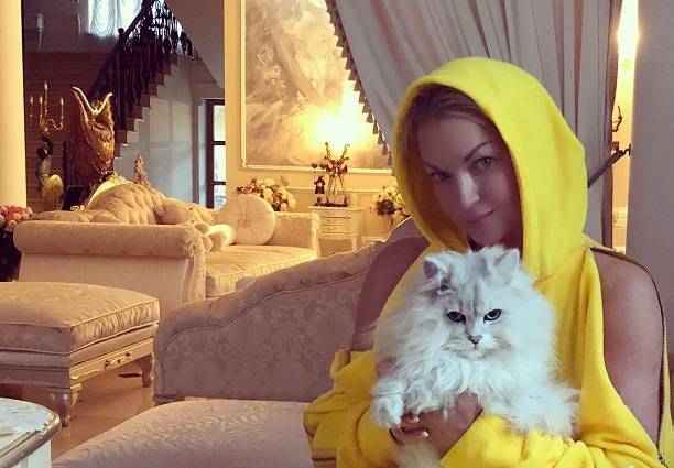 Анастасия Волочкова устроила секс игры на диване