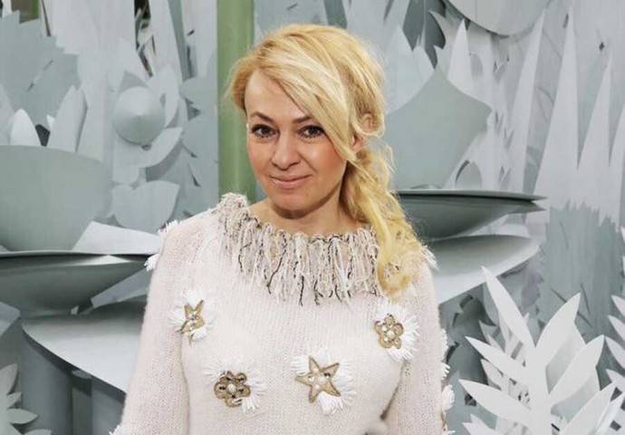 Яна Рудковская с растрёпанными грязными волосами спешно покинула Москву на частном самолёте Яна Рудковская с растрёпанными грязными волосами спешно покинула Москву на частном самолёте