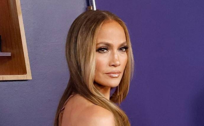 Дженнифер Лопес восхитила откровенным образом на American Music Awards