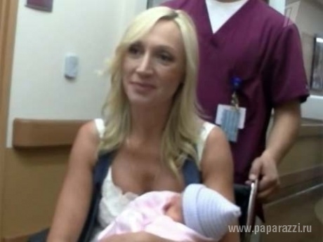 Кристину Орбакайте с новорожденной дочерью выписали из роддома