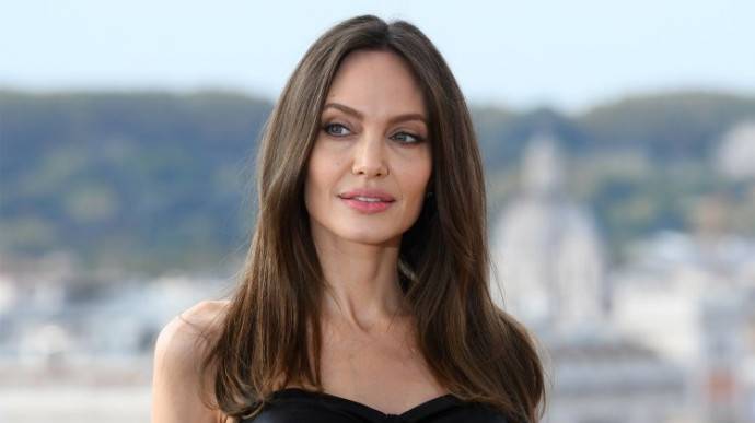 Анджелина Джоли заявила о финансовых махинациях Брэда Питта

